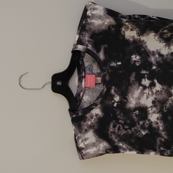 Paisley Sky Maternity tee l Size Medium l tie dye, shoulder pads - Picture 3 of 7
